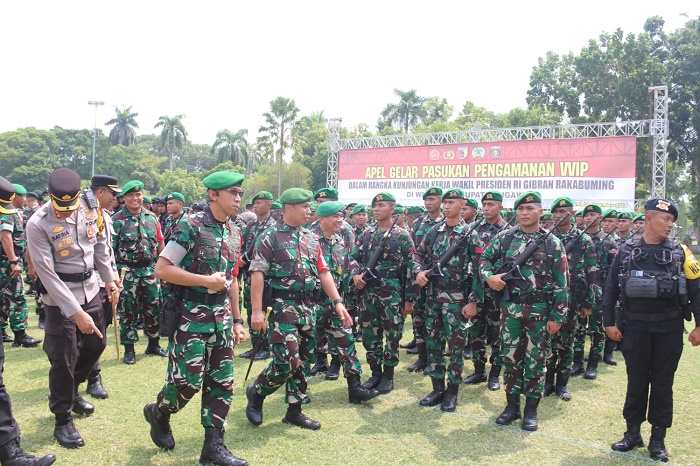 
Danrem saat melakukan pengecekan kesiapan pasukan.