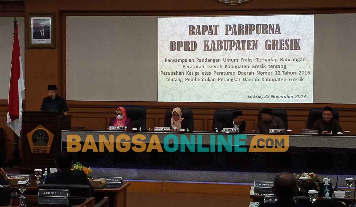Paripurna DPRD Gresik dengan agenda PU Fraksi terhadap Ranperda Perubahan Ketiga Atas Perda Nomor 12 Tahun 2016. Foto: SYUHUD/BANGSAONLINE