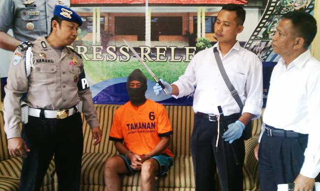 Tersangka Yoni saat diamankan di Mapolres Blitar Kota. foto: BANGSAONLINE
