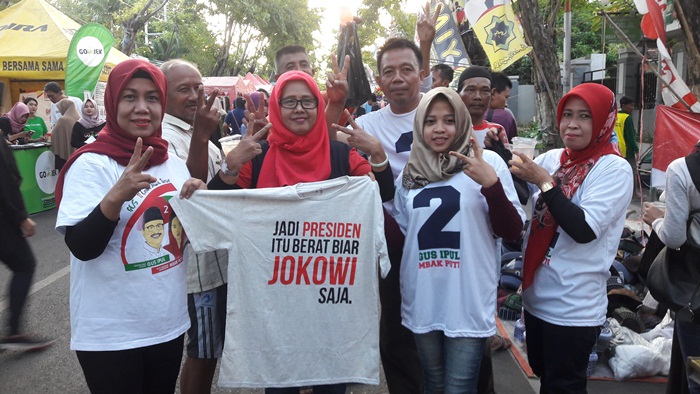 Ketua DPC PDIP Gresik Ir. Hj. Siti Muafiyah (kiri) membagikan takjil dan kaos dukungan untu Jokowi sebagai Presiden 2019-2024.