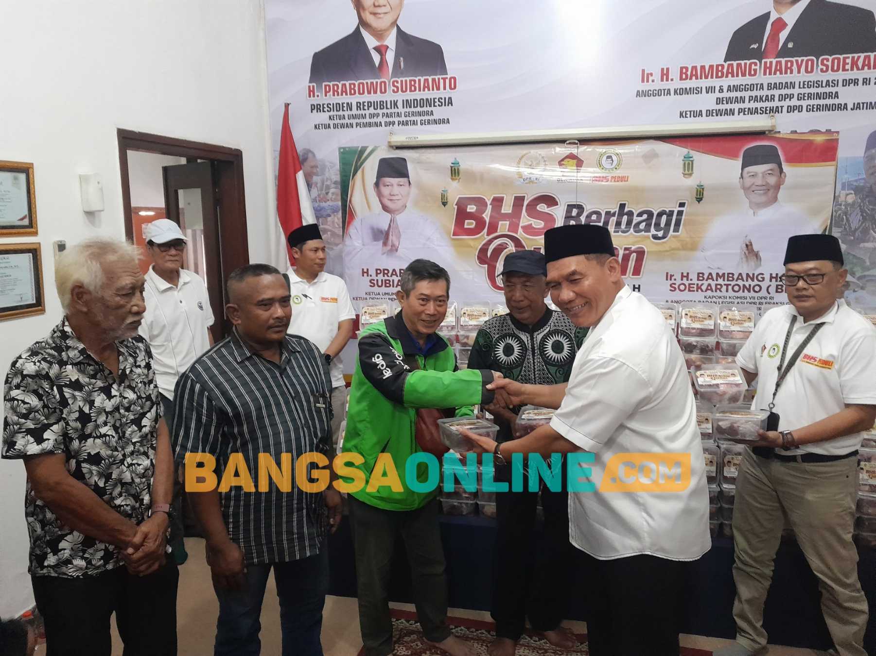 Bambang Haryo Soekartono (BHS) menyerahkan paket daging kurban ke pengemudi Ojol, Jumat (6/6/2025). foto: Mustain/BANGSAONLINE