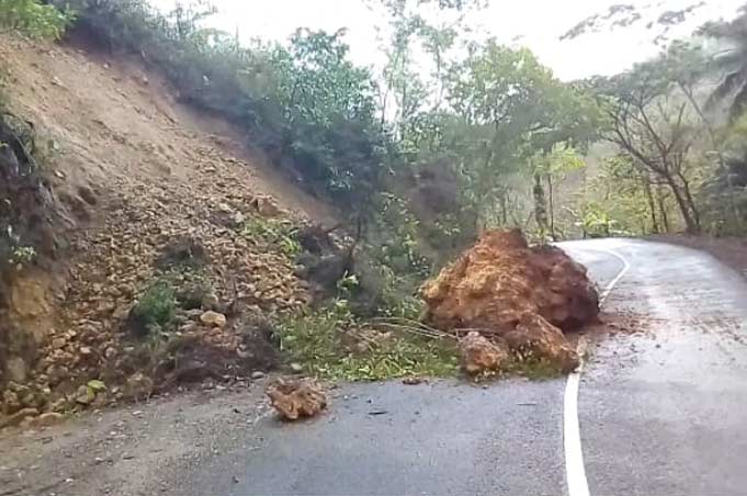 Kondisi jalan yang masih tertimbun material longsoran.
