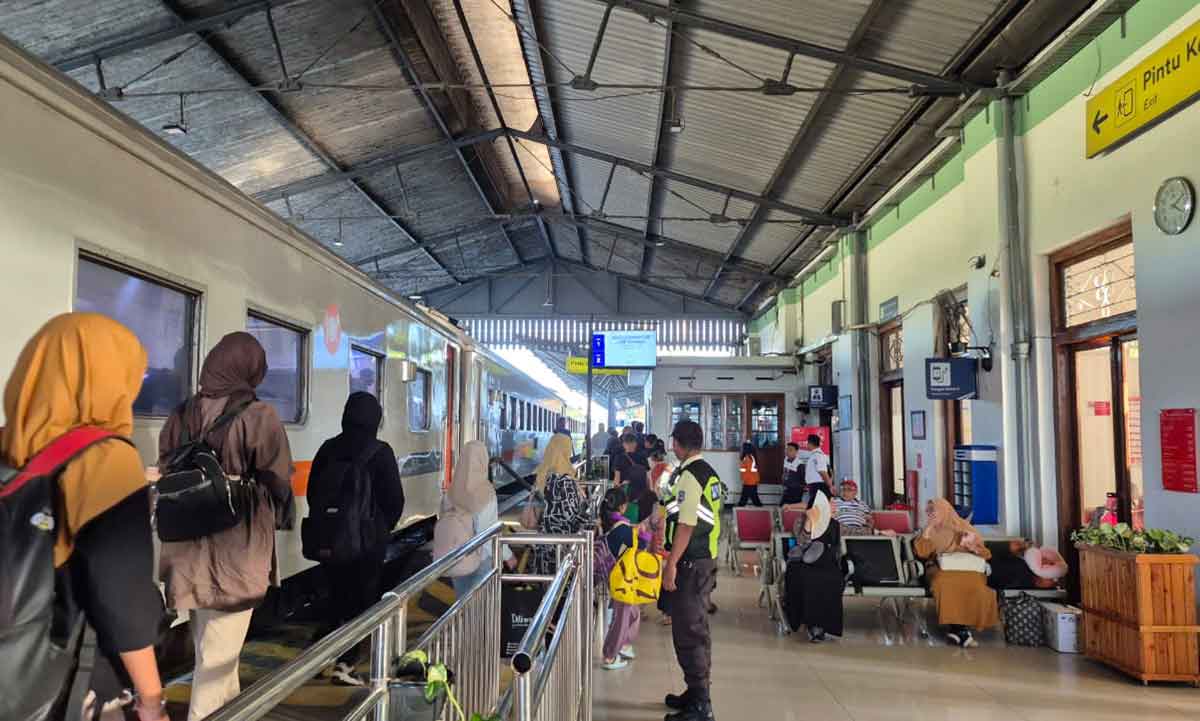 Suasana naik-turun penumpang kereta api saat libur sekolah.