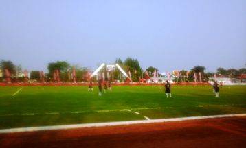 Pertandingan sepak bola yang mengawali rangkaian HUT PT Gudang Garam Tbk. (foto: arif kurniawan/BANGSAONLINE)