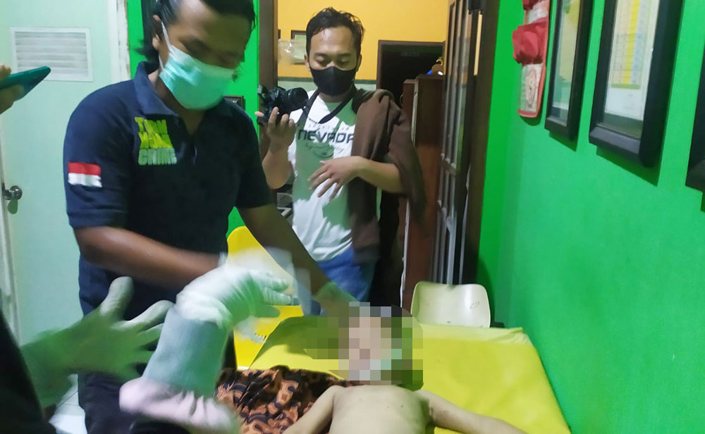 Petugas saat akan memeriksa tubuh korban. foto: ist.