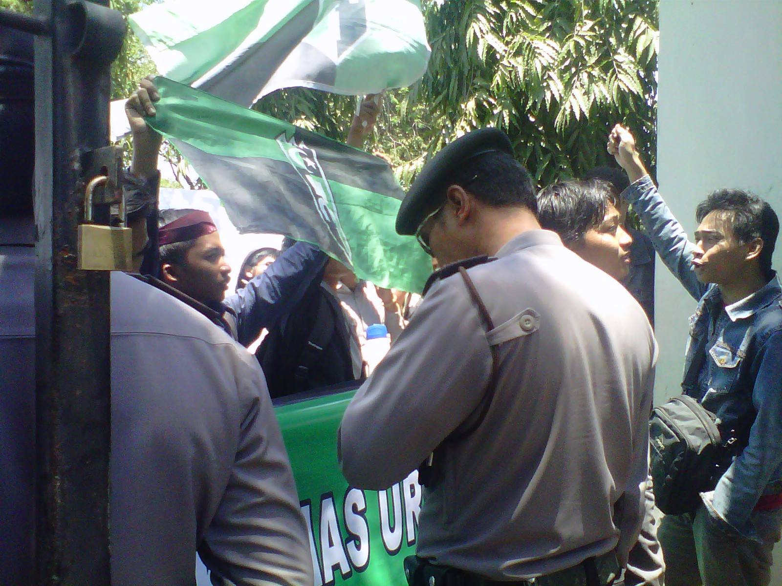 Mahasiswa HMI Surabaya saat berdemo di kantor Kejati Jatim, Rabu (24/9/2014). foto: Nur Faishal/Bangsa Online
