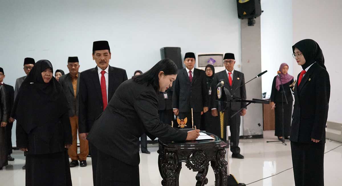 Wali Kota Kediri saat menyaksikan penandatanganan berita acara. Foto: Ist
