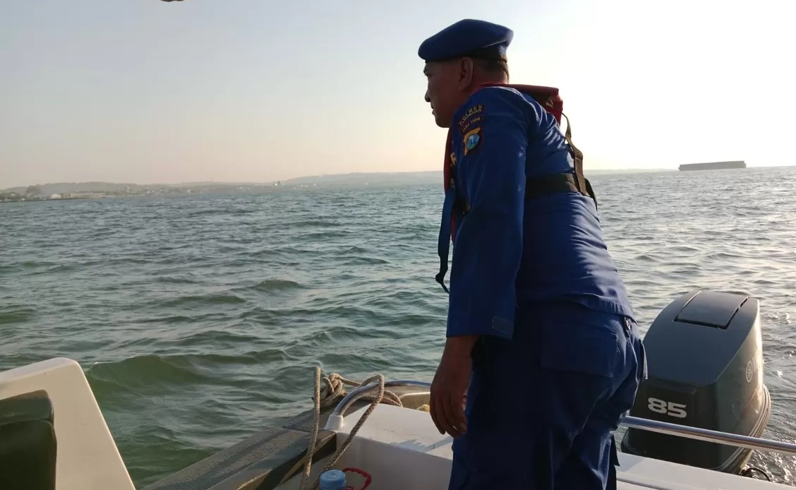 Anggota Satpolairud Polres Lamongan saat melakukan pencarian nelayan asal Tuban yang dilaporkan hilang di perairan Brondong