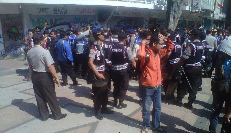 Suasana eksekusi kafe di jalan Tunjungan Surabaya