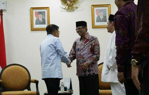 Kiai Hasyim Muzadi saat diterima Wapres Jusuf Kalla didampingi KH Habib Lutfi Bin Yahya dan Prof Dr Mudjia Rahardjo. foto: BANGSAONLINE