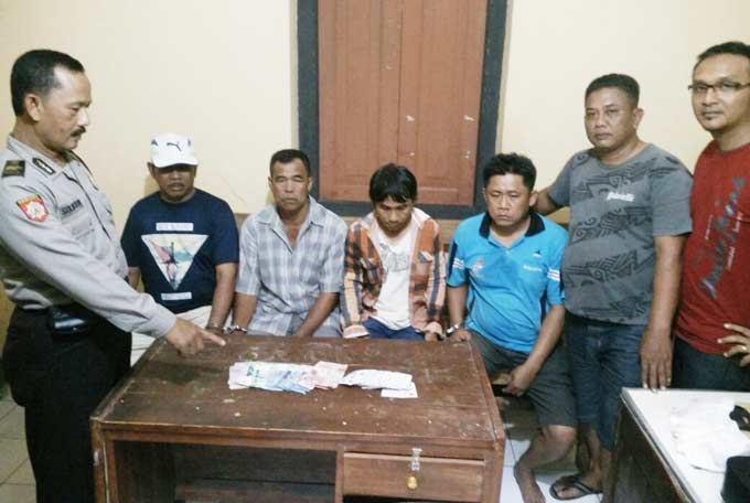 Empat orang yang ditangkap dalam penggerebekan judi remi di Desa Mojotengah, Bareng, Jombang.