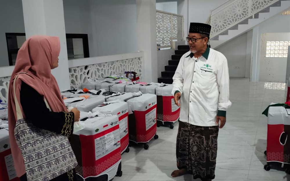 Pengurus KBIH MWC NU Bungah Gresik saat mengecek koper CJH sebelum dikirim ke Asrama Haji Surabaya. Foto: Ist.