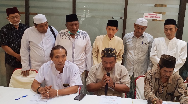 Nur Hudi Didin Arianto (dari kiri ke kanan), Arif Saifullah, Saiful Arif, dan Krisna saat melakukan pertaubatan dengan disaksikan Ketua MUI Gresik KH Mansoer Shodiq dan ormas Islam. foto: SYUHUD/BANGSAONLINE.com