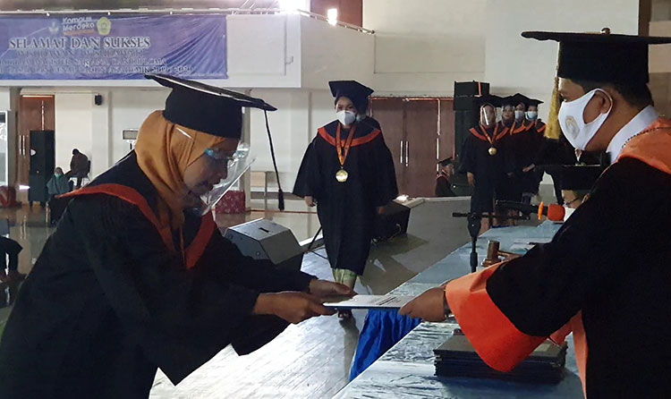 Alfiyatul Khairiyah, wisudawati lulusan sarjana berprestasi dari Program Studi Sosiologi Fakultas Ilmu Sosial dan Ilmu Budaya (FISIB) UTM pada Wisuda XXVII Semester Gasal Tahun Akademik 2019/2020 dengan IPK 3,67. (foto: ist)