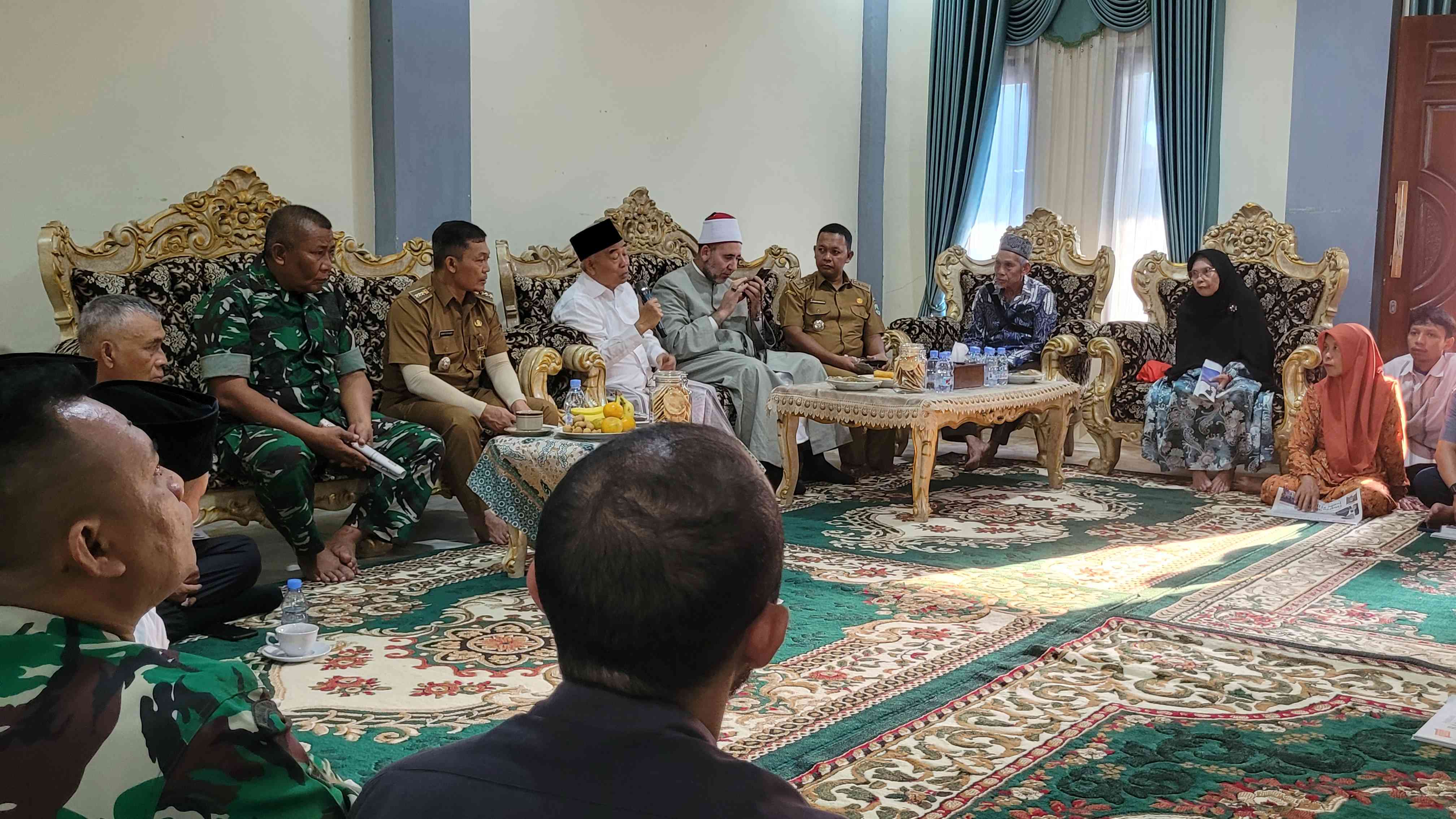 Prof Dr KH Asep Saifuddin Chalim, MA, saat menyampaikan paparan di depan para tokoh dan kiai Majalengka Jawa Barat di Pondok Pesantren Amanatul Ummah 02 Leuwimunding Majalengka Jawa Barat, Senin (28/7/025) sore. Foto: MMA/bangsaonline