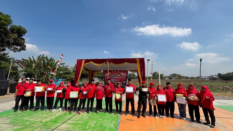 Ketua DPC PDIP Gresik Mujid Riduan didampingi Bendahara Siti Muafiyah bersama para pemenang lomba HUT ke-80 RI. Foto: Ist.