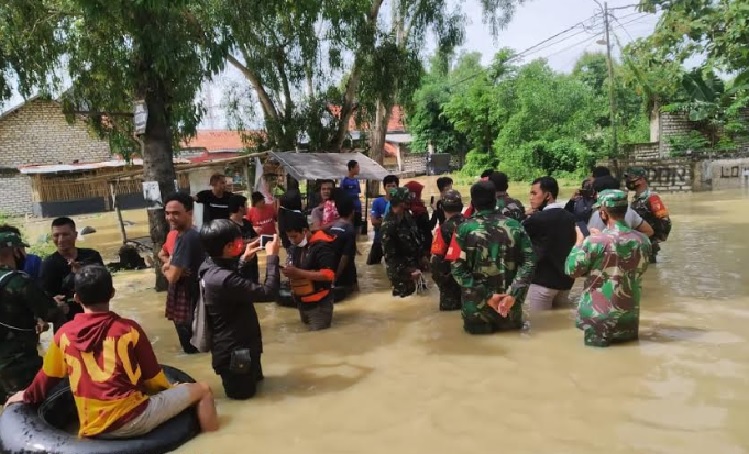 
Situasi evakuasi jenasah korban tersengat aliran listrik di desa Laden Pamekasan. 