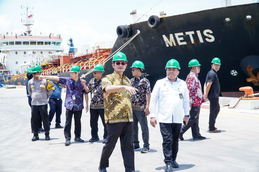 Bupati Lamongan, Yuhronur Efendi saat mendampingi Tim Kemenkopolhukam meninjau kesiapan Pelabuhan Tanjung Pakis