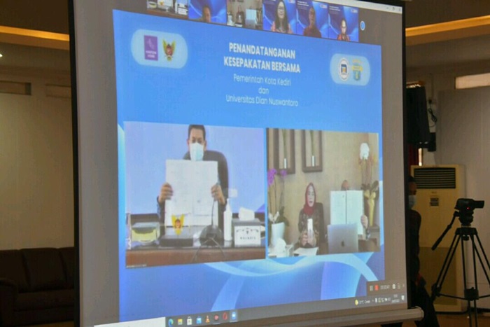 Penandatanganan Nota Kesepahaman (MoU) antara Rektor Udinus Semarang Edi Noersasongko dan Wali Kota Kediri Abdullah Abu Bakar secara virtual. foto: ist.