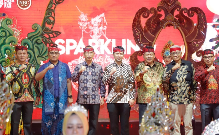 Plt Bupati Marhaen mendampingi Wakil Gubernur Jatim Emil Dardak pada acara Sparkling Nganjuk Carnival 2022. foto: BAMBANG DJ/BANGSAONLINE