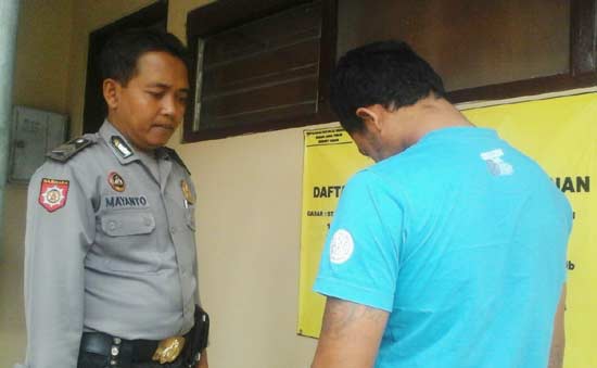 Pelaku pencurian onderdil saat diamankan di Mapolsek Plosoklaten, Kabupaten Kediri. (foto: dendi martoni/BANGSAONLINE)