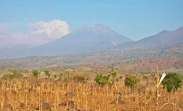 Gunung Barujari yang mengalami erupsi. Abu vulaknik gunung tersebut mengganggu penerbangan di sejumlah bandara.