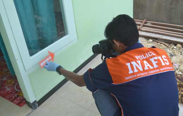Tim Inafis saat melakukan olah TKP di rumah korban. foto: suwandi/ BANGSAONLINE