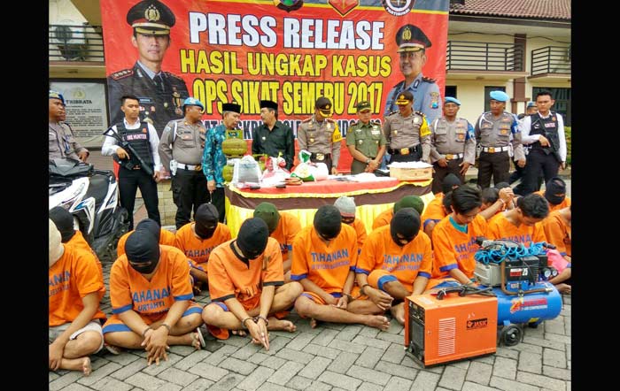 Beberapa tersangka saat dikumpulkan di halaman Polresta Sidoarjo usai gelar pasukan pengamanan Operasi Lilin 2017, Jumat (22/12).