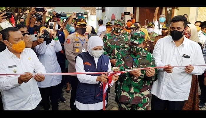Gubenur Khofifah didampingi Wali Kota Habib Hadi saat mengunjungi Kampung Tangguh Benteng, Mayangan.