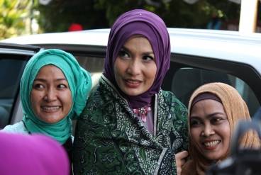 Arzetti Bilbina saat selfie bersama anggota Perempuan Bangsa Tuban. (foto: suwandi/BANGSAONLINE)