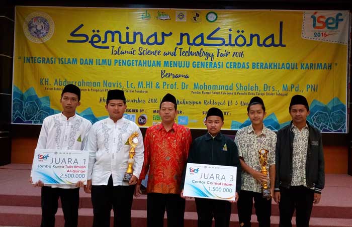 Para santri Tebuireng saat menerima hadiah di Rektorat Unair Surabaya, Ahad (13/11/2016). Foto: Mohammad Sulthon Neagara