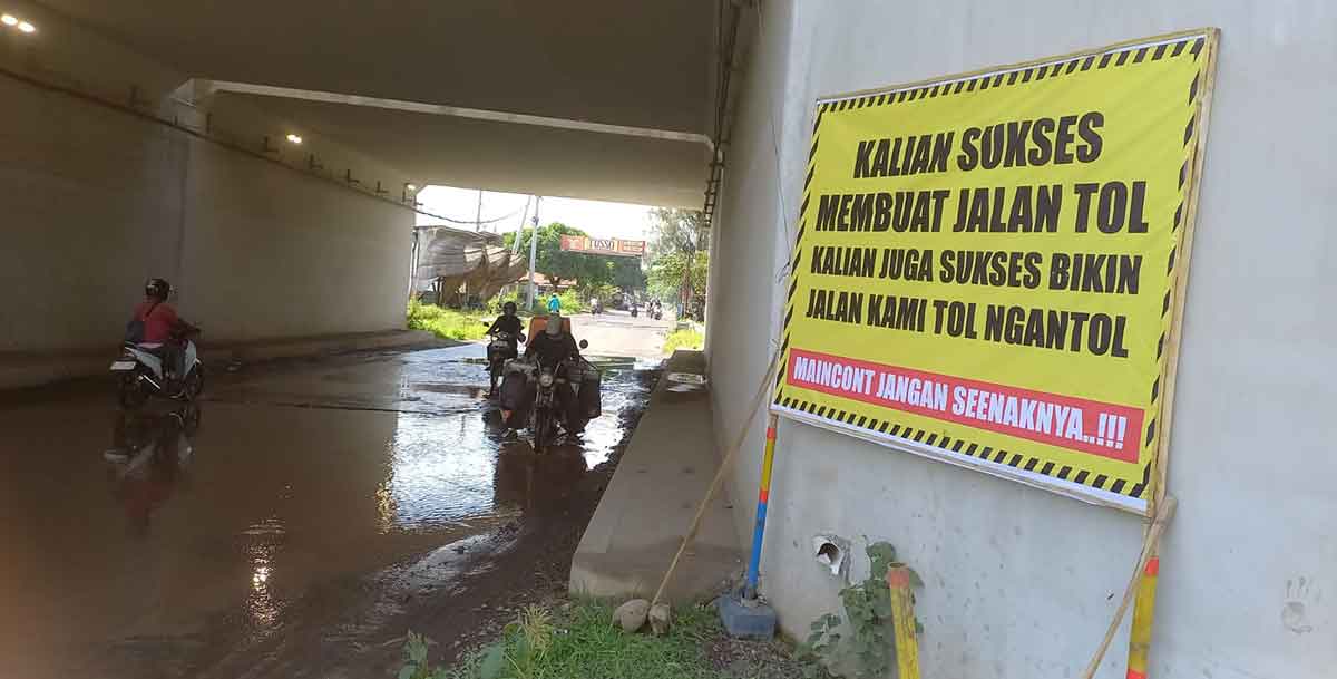 Banner protes yang dipasang warga terkait dampak pembangunan Tol Probowangi.