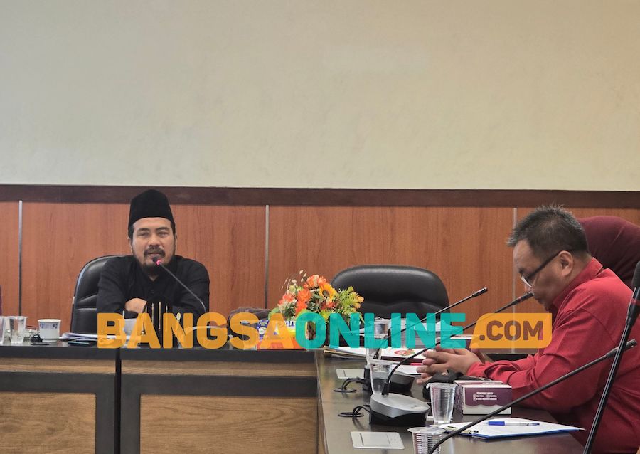 Komisi II DPRD Bangkalan saat hearing dengan Perwakilan Bank Jatim Cabang Bangkalan, Senin (21/4/2025) Foto: Ahmad Fauzi/BANGSAONLINE