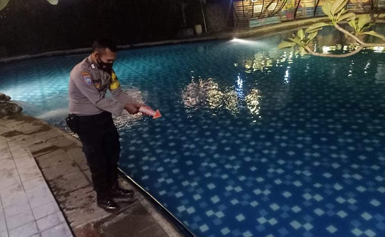Petugas saat melakukan olah TKP di kolam renang Hotel Bukit Daun. (foto: ist.)