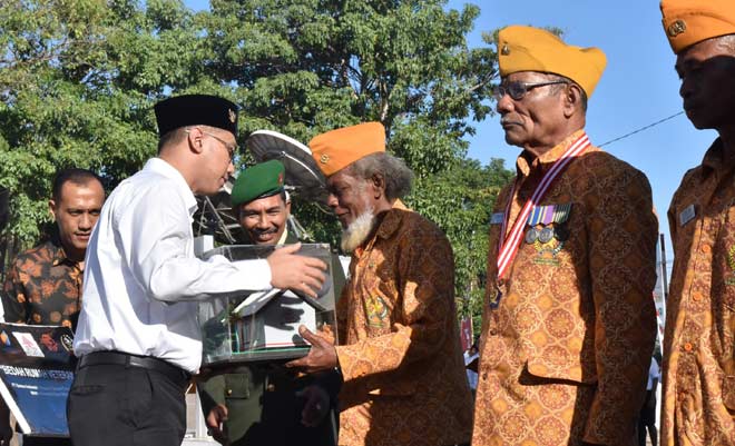 Direktur Utama Semen Indonesia, Rizkan Chandra secara simbolis menyerahkan rumah layak huni bagi veteran. foto: SYUHUD/ BANGSAONLINE