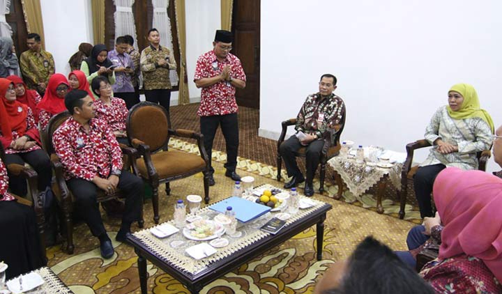 Gubernur Jawa Timur, Khofifah Indar Parawansa menerima 31 guru dan tenaga kependidikan berprestasi dan berdedikasi se-Jatim di Gedung Negara Grahadi Surabaya. foto: ist