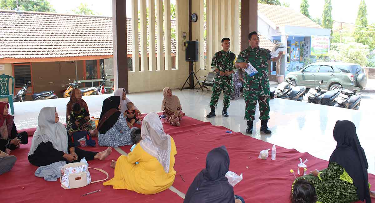 Satgas TMMD ke-126 saat pendampingan Posyandu di Desa Kedondong, Kecamatan Tulangan, Sidoarjo. Foto: Ist