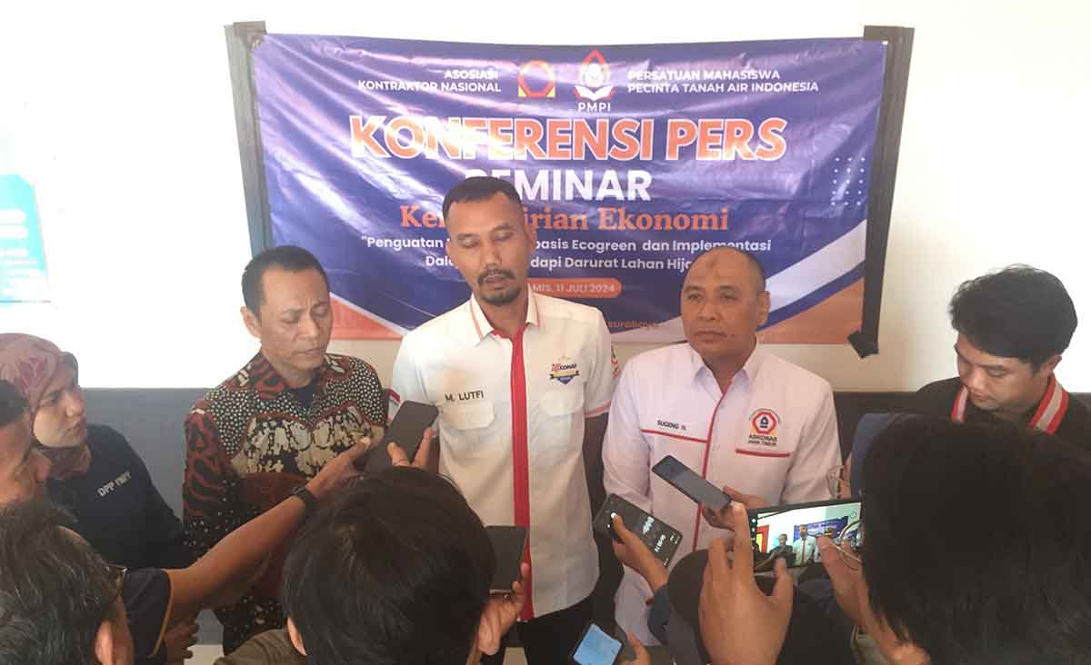 Konferensi pers terkait seminar yang digelar Mahasiswa Cinta Tanah Air bersama Askonas di Unesa Ketintang, Surabaya.