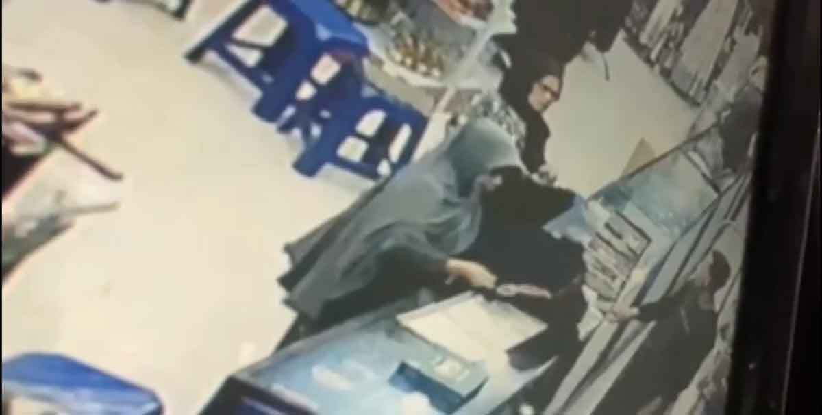 Rekaman CCTV pencurian sarung di Pasuruan.