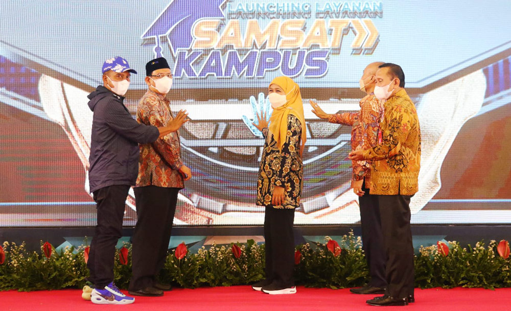 Launching inovasi samsat kampus ditandai dengan penekanan layar virtual oleh Gubernur Khofifah didampingi oleh Pj Sekdaprov Wahid Wahyudi, Rektor Unair Mohammad Nasih, Rektor Unesa, Kepala Bapenda Jatim Abimanyu Poncoatmojo, serta perwakilan dari Jasa Raharja dan Dirlantas Polda Jatim.