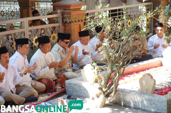 Prabowo saat berziarah ke makam pendiri NU KH. Hasyim Asy