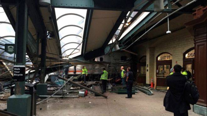 Reruntuhan stasiun Hoboken pasca tragedi kecelakaan kereta Komuter. Foto : reuters
