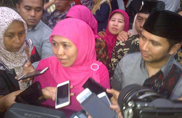 Khofifah didampingi Emil usai kegiatan melayani wawancara. foto: SOFFAN/ BANGSAONLINE 