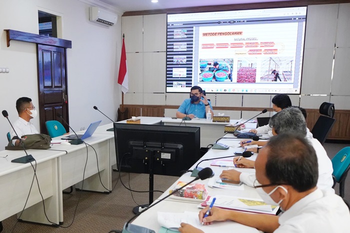 Bupati Kediri Hanindhito Himawan Pramana (tengah) saat memimpin rapat. foto: ist.