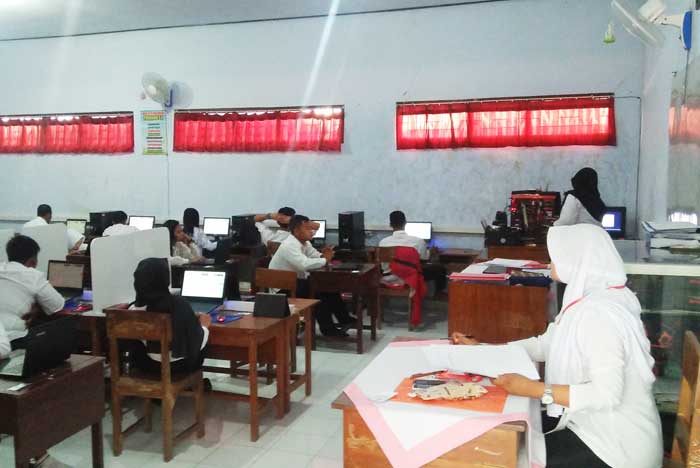 Peserta kejar paket C yang mengikuti UNBK.