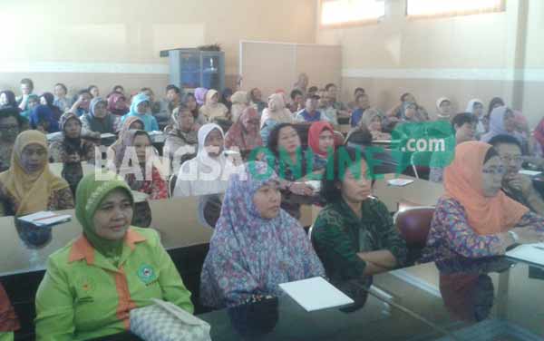 Para peserta saat melakukan persiapan pelatihan pengolahan sampah. foto: arif kurniawan/BANGSAONLINE