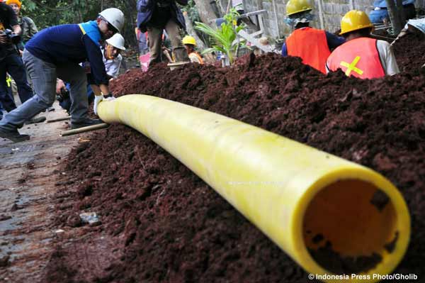 Proses pemasangan pipa jaringan gas rumah tangga. foto: indonesia press photo