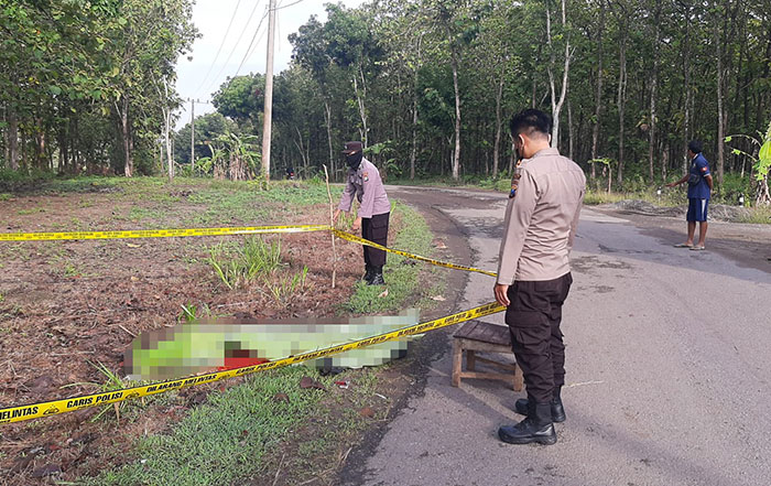 Petugas saat olah TKP penemuan mayat di Desa Mengger, Kecamatan Karanganyar, Ngawi.