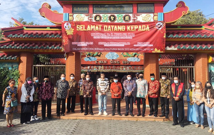 Sekjen Kemenag RI saat menghadiri perayaan Tahun Baru Imlek 2572 Kongzili di TTID Kwan Sing Bio Tuban, Ahad (28/2).