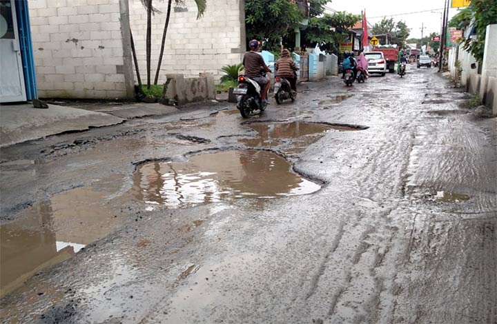 Kerusakan di Jalan Ir Juanda, Desa Damarsi, Buduran.
